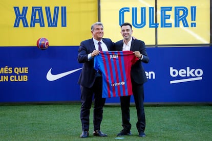 El nuevo entrenador del FC Barcelona, Xavi Hernández, ha afirmado, durante su presentación oficial como nuevo técnico en el Camp Nou, que el club blaugrana “es el mejor del mundo” y “no se puede permitir empatar o perder”. Hernández se sentará en el banquillo por lo que resta de temporada y dos más en sustitución de Ronald Koeman. “Estoy muy ilusionado, no me quiero emocionar, es impresionante este recibimiento de la afición”, ha añadido acompañado del presidente Joan Laporta, con el que se ha abrazado durante la formalización del contrato, que se ha hecho en el mismo césped del estadio azulgrana.