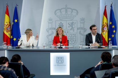 Yolanda Díaz,  junto a Pilar Alegría y Carlos Cuerpo, durante la rueda de prensa tras el Consejo de Ministros celebrado este martes en La Moncloa.