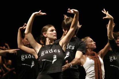 Miembros de la Compañía Antonio Gades, durante un ensayo de la gala <i>50 años de danza española.</i>