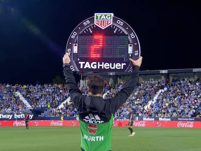 El tablero marca el tiempo añadido en un partido de Liga.