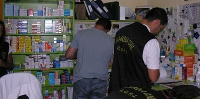 Agentes de la Guardia Civil en una pasada operación contra el fraude farmacéutico.