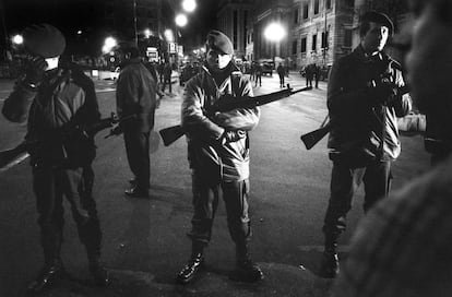 Exterior del Congreso de los Diputados controlado por la Policía Militar.