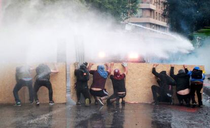 Grupos de manifestantes se enfrentan a la policía en Santiago de Chile, el pasado viernes. 