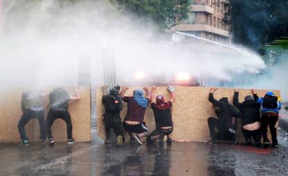 Grupos de manifestantes se enfrentan a la policía en Santiago de Chile, el pasado viernes.