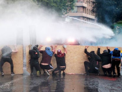 Grupos de manifestantes se enfrentan a la policía en Santiago de Chile, el pasado viernes. 