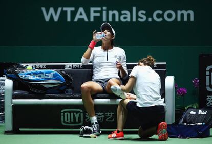 Muguruza es atendida del tobillo durante el entrenamiento de ayer en Singapur.