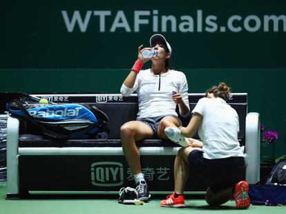 Muguruza es atendida del tobillo durante el entrenamiento de ayer en Singapur.