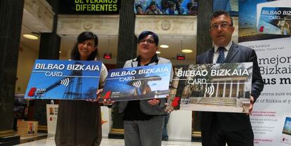 De izquierda a derecha, Itziar Epalza, Gabino Martínez de Arenaza y Mercedes Rodríguez este viernes en la presentación de Bilbao Bizkaia Card. 