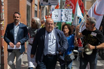 Funcionarios judiciales en huelga reciben al secretario general para la innovación y calidad del servicio público de Justicia, Manuel Olmedo (izquierda), y al secretario de Estado de Justicia, Tontxu Rodríguez,  a su llegada, este martes, a la reunión con el comité de huelga.