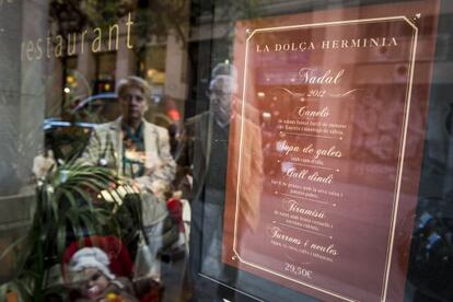 Menú navideño en el escaparate de un restaurante de Barcelona.