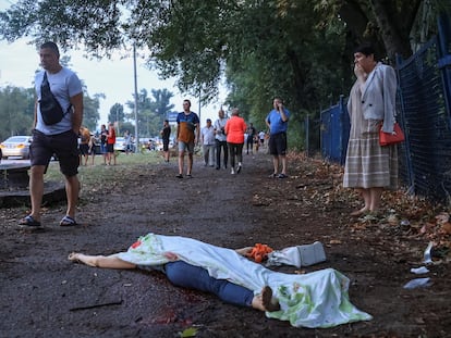 El cuerpo de Nataliia Tereshchenko yace en el suelo tras un  ataque con misiles rusos en Zaporiyia este jueves.