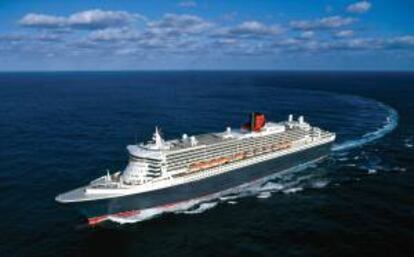 Fotografía facilitada por Cunard que muestra al transtalántico "Queen Mary 2", uno de los mayores del mundo junto al "Queen Victoria" y el "Queen Elizabeth", los principales navíos de la compañía de cruceros Cunard, que visitaron hoy la ciudad de Lisboa dejando cerca de 10.000 turistas.