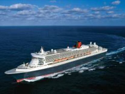 Fotografía facilitada por Cunard que muestra al transtalántico "Queen Mary 2", uno de los mayores del mundo junto al "Queen Victoria" y el "Queen Elizabeth", los principales navíos de la compañía de cruceros Cunard, que visitaron hoy la ciudad de Lisboa dejando cerca de 10.000 turistas.