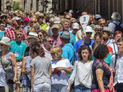 Turistes als voltants de la catedral de Barcelona.