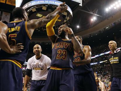 LeBron y JR Smith celebran una canasta.