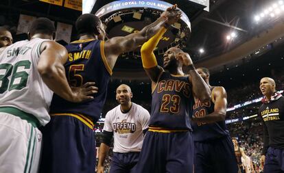 LeBron y JR Smith celebran una canasta.