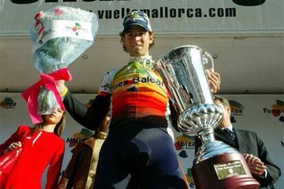 Alejandro Valverde, con el ramo y la copa de la Vuelta a Mallorca, ayer en el podio.