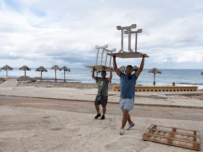 Trabajadores reubican muebles de un restaurante antes de la llegada de la tormenta tropical Rafael a La Habana, Cuba, el 5 de noviembre de 2024.