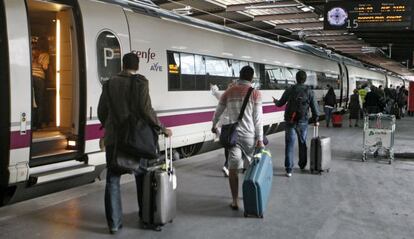 Un grupo de pasajeros toma el AVE en la estaci&oacute;n madrile&ntilde;a Puerta de Atocha. / EFE