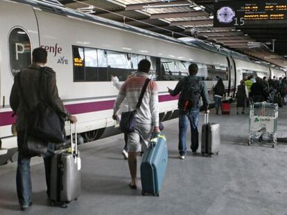 Un grupo de pasajeros toma el AVE en la estaci&oacute;n madrile&ntilde;a Puerta de Atocha. / EFE