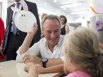 El presidente Alberto Fabra, ayer, en el colegio de Infantil y Primaria Estepar de Castell&oacute;n.