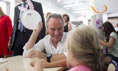 El presidente Alberto Fabra, ayer, en el colegio de Infantil y Primaria Estepar de Castell&oacute;n.