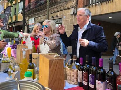 El candidato del PP a la Alcaldía de Barcelona, Josep Bou, visita una muestra de comercio de Sants-Les Corts.