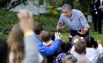 El presidente estadounidense Barack Obama saluda a un grupo de ni&ntilde;os en el jard&iacute;n Sur de la Casa Blanca en Washington. 