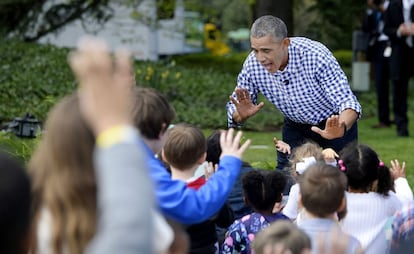El presidente estadounidense Barack Obama saluda a un grupo de niños en el jardín Sur de la Casa Blanca en Washington.
