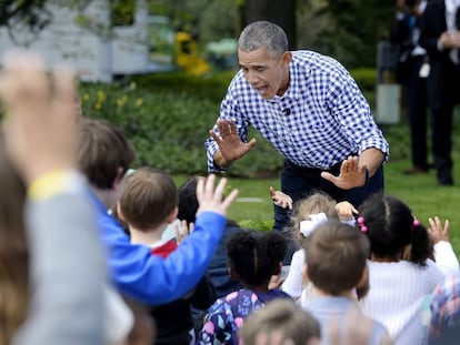 El presidente estadounidense Barack Obama saluda a un grupo de ni&ntilde;os en el jard&iacute;n Sur de la Casa Blanca en Washington. 