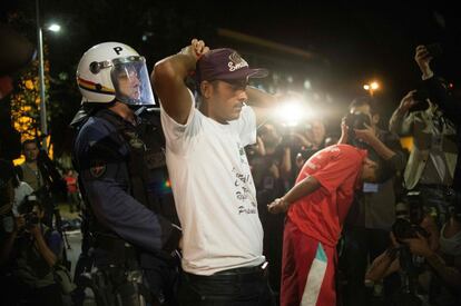 La policía detiene a un hombre durante la protesta en Brasilia a favor de la presidenta brasileña, Dilma Rousseff.
