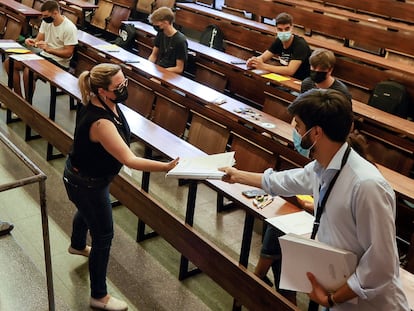 El tribunal de la Universidad de Economía y Empresa de Barcelona, reparte los exámenes de acceso a la universidad.