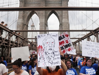 Cientos de personas protestan en la marcha a favor del control de las armas convocada en Nueva York, el sábado.