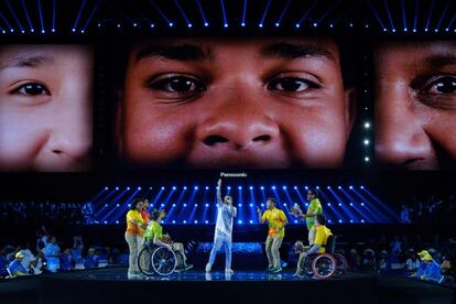 Voluntários dançam durante a cerimônia de encerramento dos Jogos Paralímpicos.