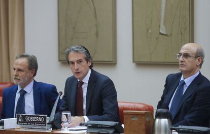 El ministro de Fomento, Íñigo de la Serna, entre los vicepresidentes de la Comisión de Fomento del Congreso, Salvador Antonio de la Encina y Celso Luis Delgado.