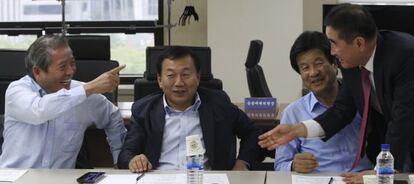 Empresarios de Kaesong celebran el resultado de las negociaciones.