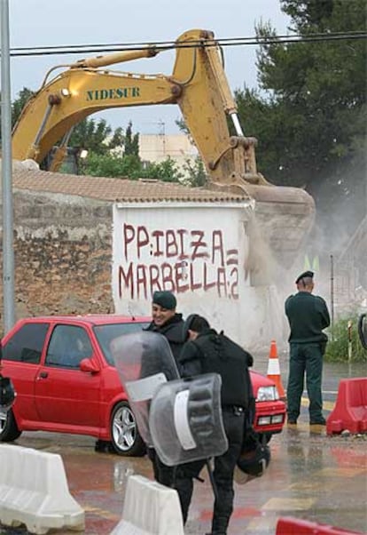 Un momento de las demoliciones de Can Na Pavella.