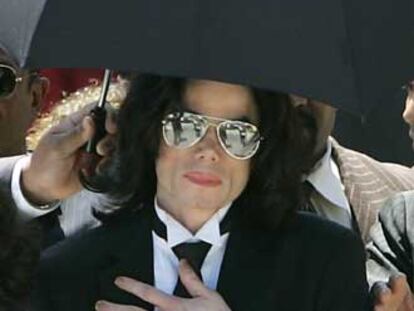 Michael Jackson, el lunes a la salida del juzgado tras ser declarado inocente.