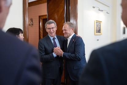 El líder del PP, Alberto Núñez Feijóo, se reúne con el primer ministro de Polonia, Donald Tusk, este jueves en Varsovia en una imagen cedida por el partido.