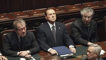 Berlusconi, junto a los ministros Maroni y Bossi, ayer en el Parlamento.