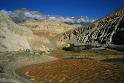 Turistas durante un trekking en el reino de Mustang, Nepal.