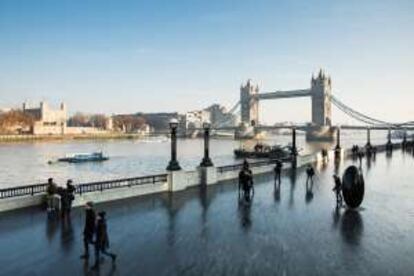 Paseo junto al río Támesis frente a Tower Bridge, en Londres.