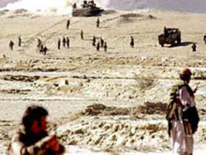 Tropas de la Alianza del Norte se repliegan ante la fiera resistencia talibán, en Maidan Sharan, al sur de Kabul.
