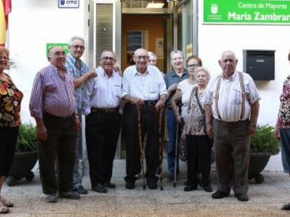 Afectados por el abandono del centro de mayores Mar&iacute;a Zambrano, de Alcobendas.