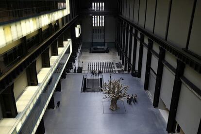 Una escultura del artista chino Ai Weiwei en la New Tate Modern de Londres.