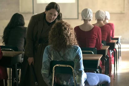 Ann Dowd, como la tía Lydia, en la primera temporada de 'The Handmaid's Tale'.