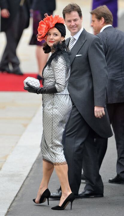 Por supuesto, la reina Sofía y la princesa Letizia se han vestido de diseñadores españoles (Margarita Nuez y Felipe Varela, respectivamente). Menos previsible ha sido la aparición en escena de Miguel Palacio. El madrileño ha firmado el traje de Miriam González, mujer de Nick Clegg (viceprimer ministro británico). Entre los topos y el turbante, ha sido una pequeña bofetada latina a la flemática elegancia británica.