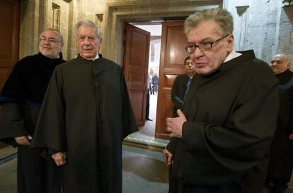 El escritor peruano, Mario Vargas Llosa (c), acompañado de los escritores mexicanos José Emilio Pacheco (d) y Saltiel Alatriste antes de la ceremonia de Doctor Honoris Causa de la Universidad Nacional Autónoma de México.