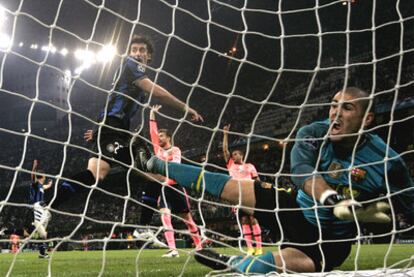 Valdés recibe el tercer gol del Inter, marcado por Diego Milito.