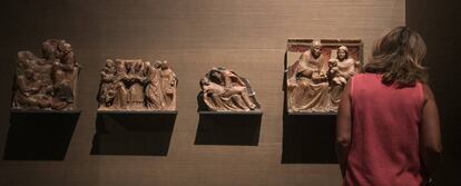 Els quatre relleus d'alabastre exposats al Museu de Lleida.